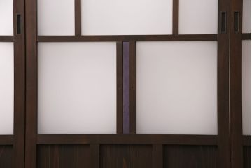 片引き戸3枚を新規製作!戸車、引き手を取り付け。花菱模様ガラス、すりガラス、色ガラスを組み入れ。濃い茶色で着色し仕上げ。(ガラス戸、建具)