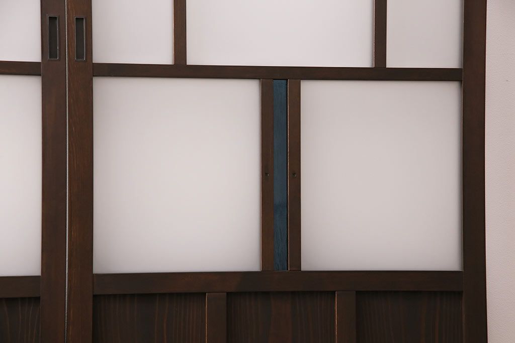 片引き戸3枚を新規製作!戸車、引き手を取り付け。花菱模様ガラス、すりガラス、色ガラスを組み入れ。濃い茶色で着色し仕上げ。(ガラス戸、建具)