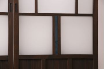 片引き戸3枚を新規製作!戸車、引き手を取り付け。花菱模様ガラス、すりガラス、色ガラスを組み入れ。濃い茶色で着色し仕上げ。(ガラス戸、建具)