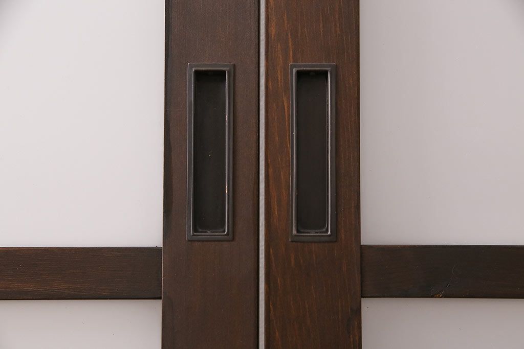 片引き戸3枚を新規製作!戸車、引き手を取り付け。花菱模様ガラス、すりガラス、色ガラスを組み入れ。濃い茶色で着色し仕上げ。(ガラス戸、建具)