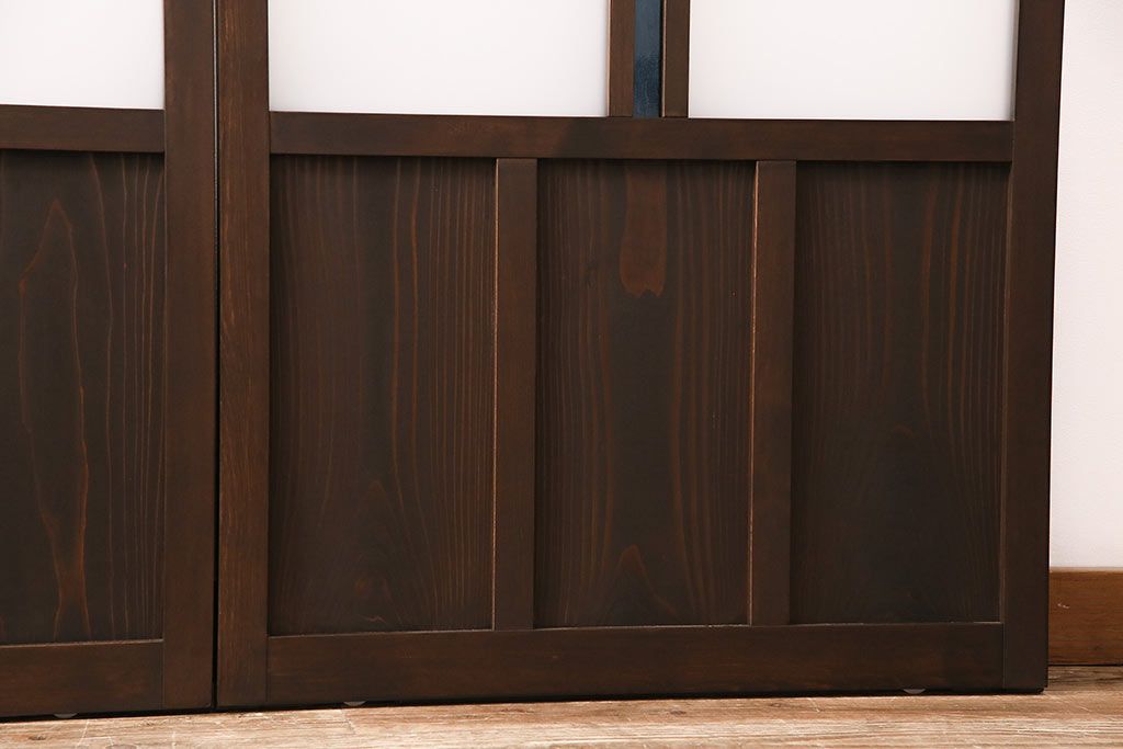 片引き戸3枚を新規製作!戸車、引き手を取り付け。花菱模様ガラス、すりガラス、色ガラスを組み入れ。濃い茶色で着色し仕上げ。(ガラス戸、建具)