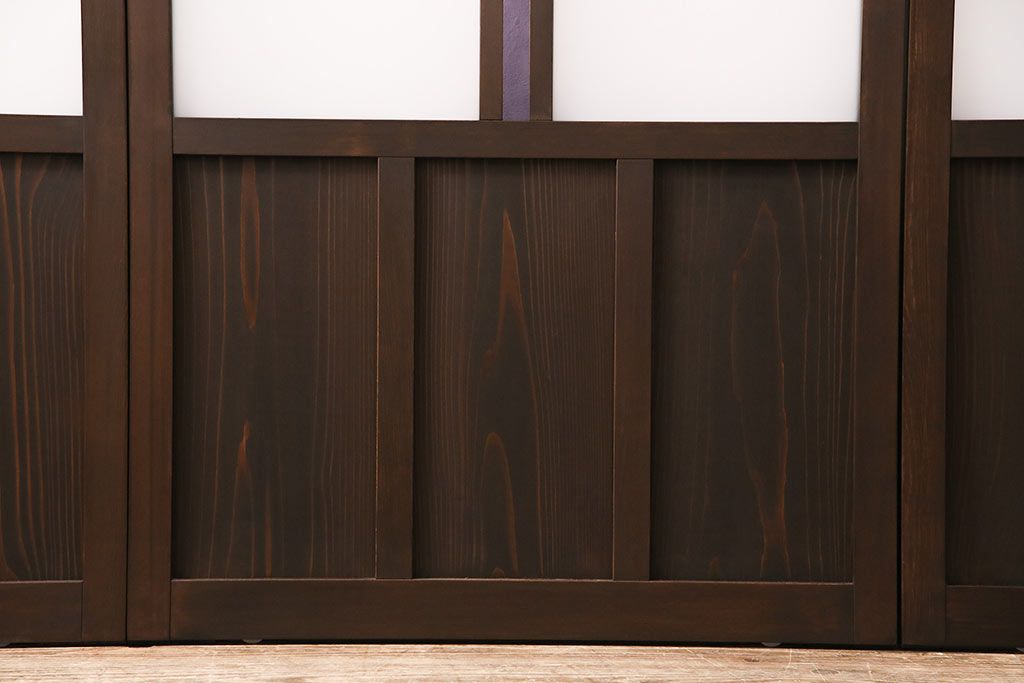 片引き戸3枚を新規製作!戸車、引き手を取り付け。花菱模様ガラス、すりガラス、色ガラスを組み入れ。濃い茶色で着色し仕上げ。(ガラス戸、建具)