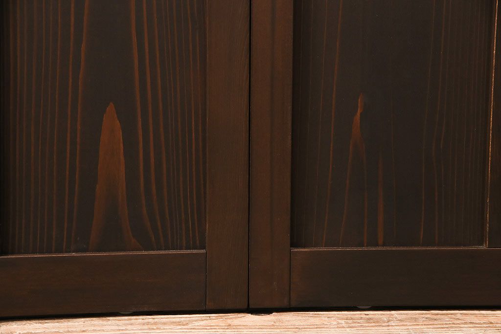 片引き戸3枚を新規製作!戸車、引き手を取り付け。花菱模様ガラス、すりガラス、色ガラスを組み入れ。濃い茶色で着色し仕上げ。(ガラス戸、建具)