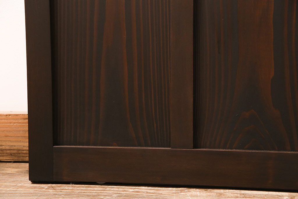 片引き戸3枚を新規製作!戸車、引き手を取り付け。花菱模様ガラス、すりガラス、色ガラスを組み入れ。濃い茶色で着色し仕上げ。(ガラス戸、建具)