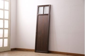 トイレドアを新規製作!明り取りは縦に桟を入れ、ダイヤガラスを組み入れ。吊り戸仕様で製作。引き手を取り付け。チェスナットで着色し仕上げ。(扉、木製ドア、建具)