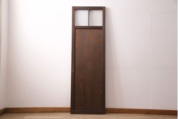 トイレドアを新規製作!明り取りは縦に桟を入れ、ダイヤガラスを組み入れ。吊り戸仕様で製作。引き手を取り付け。チェスナットで着色し仕上げ。(扉、木製ドア、建具)