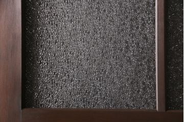 トイレドアを新規製作!明り取りは縦に桟を入れ、ダイヤガラスを組み入れ。吊り戸仕様で製作。引き手を取り付け。チェスナットで着色し仕上げ。(扉、木製ドア、建具)