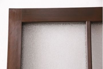 トイレドアを新規製作!明り取りは縦に桟を入れ、ダイヤガラスを組み入れ。吊り戸仕様で製作。引き手を取り付け。チェスナットで着色し仕上げ。(扉、木製ドア、建具)