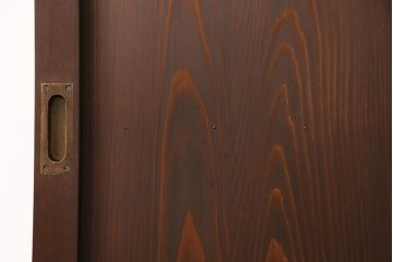 トイレドアを新規製作!明り取りは縦に桟を入れ、ダイヤガラスを組み入れ。吊り戸仕様で製作。引き手を取り付け。チェスナットで着色し仕上げ。(扉、木製ドア、建具)