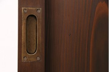 トイレドアを新規製作!明り取りは縦に桟を入れ、ダイヤガラスを組み入れ。吊り戸仕様で製作。引き手を取り付け。チェスナットで着色し仕上げ。(扉、木製ドア、建具)