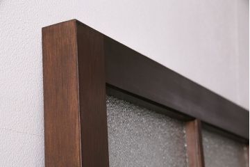 トイレドアを新規製作!明り取りは縦に桟を入れ、ダイヤガラスを組み入れ。吊り戸仕様で製作。引き手を取り付け。チェスナットで着色し仕上げ。(扉、木製ドア、建具)