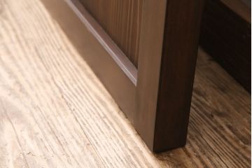 トイレドアを新規製作!明り取りは縦に桟を入れ、ダイヤガラスを組み入れ。吊り戸仕様で製作。引き手を取り付け。チェスナットで着色し仕上げ。(扉、木製ドア、建具)