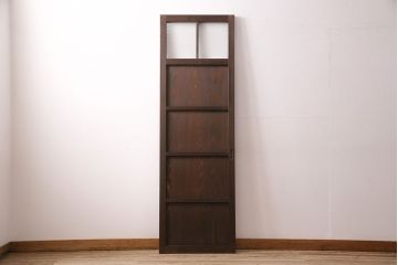 トイレドアを新規製作!明り取りは縦に桟を入れ、ダイヤガラスを組み入れ。吊り戸仕様で製作。引き手を取り付け。チェスナットで着色し仕上げ。(扉、木製ドア、建具)