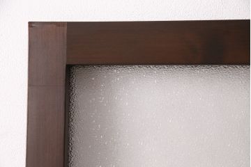 トイレドアを新規製作!明り取りは縦に桟を入れ、ダイヤガラスを組み入れ。吊り戸仕様で製作。引き手を取り付け。チェスナットで着色し仕上げ。(扉、木製ドア、建具)