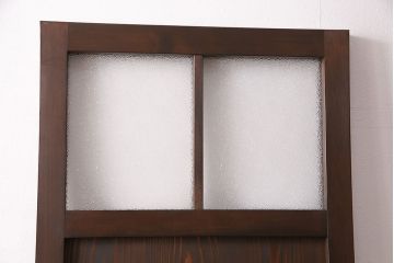 トイレドアを新規製作!明り取りは縦に桟を入れ、ダイヤガラスを組み入れ。吊り戸仕様で製作。引き手を取り付け。チェスナットで着色し仕上げ。(扉、木製ドア、建具)