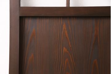 トイレドアを新規製作!明り取りは縦に桟を入れ、ダイヤガラスを組み入れ。吊り戸仕様で製作。引き手を取り付け。チェスナットで着色し仕上げ。(扉、木製ドア、建具)