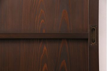 トイレドアを新規製作!明り取りは縦に桟を入れ、ダイヤガラスを組み入れ。吊り戸仕様で製作。引き手を取り付け。チェスナットで着色し仕上げ。(扉、木製ドア、建具)