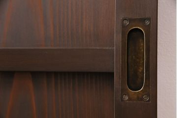 トイレドアを新規製作!明り取りは縦に桟を入れ、ダイヤガラスを組み入れ。吊り戸仕様で製作。引き手を取り付け。チェスナットで着色し仕上げ。(扉、木製ドア、建具)