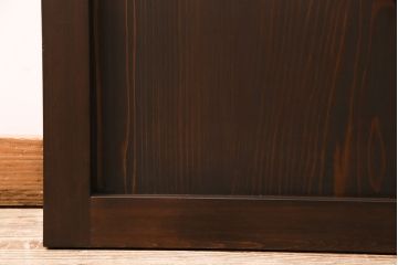 トイレドアを新規製作!明り取りは縦に桟を入れ、ダイヤガラスを組み入れ。吊り戸仕様で製作。引き手を取り付け。チェスナットで着色し仕上げ。(扉、木製ドア、建具)