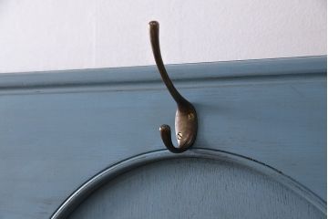 フック付き衝立を新規製作!当店商品を参考にデザイン。両面にフックの取り付け。ブルー系のエイジング塗装で仕上げ(つい立て、パーテーション)