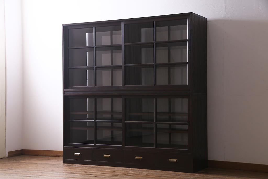 両面使いの重ね戸棚を新規製作!当店商品を参考にデザイン。両面引き戸仕様。建具はクリアガラスを組み入れ。赤味がかった濃い茶色で着色し仕上げ。(収納棚、食器棚、キャビネット)