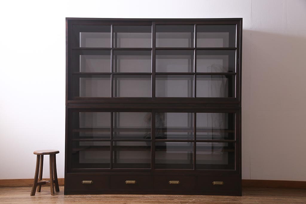 両面使いの重ね戸棚を新規製作!当店商品を参考にデザイン。両面引き戸仕様。建具はクリアガラスを組み入れ。赤味がかった濃い茶色で着色し仕上げ。(収納棚、食器棚、キャビネット)