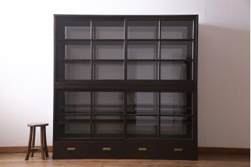 両面使いの重ね戸棚を新規製作!当店商品を参考にデザイン。両面引き戸仕様。建具はクリアガラスを組み入れ。赤味がかった濃い茶色で着色し仕上げ。(収納棚、食器棚、キャビネット)