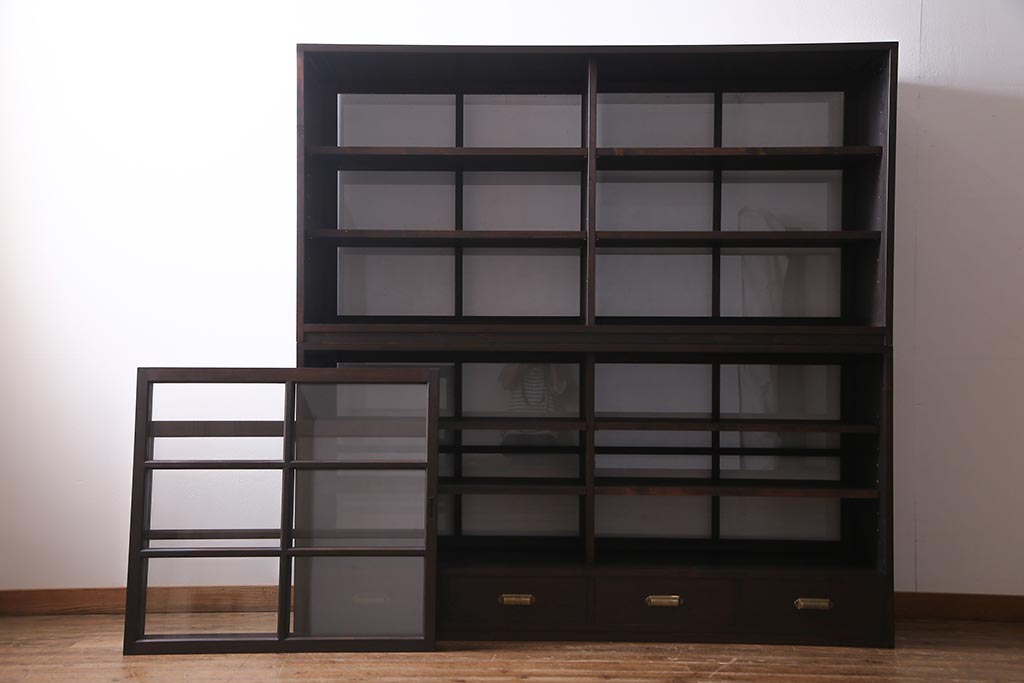 両面使いの重ね戸棚を新規製作!当店商品を参考にデザイン。両面引き戸仕様。建具はクリアガラスを組み入れ。赤味がかった濃い茶色で着色し仕上げ。(収納棚、食器棚、キャビネット)