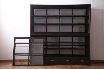 両面使いの重ね戸棚を新規製作!当店商品を参考にデザイン。両面引き戸仕様。建具はクリアガラスを組み入れ。赤味がかった濃い茶色で着色し仕上げ。(収納棚、食器棚、キャビネット)