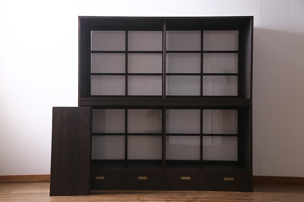 両面使いの重ね戸棚を新規製作!当店商品を参考にデザイン。両面引き戸仕様。建具はクリアガラスを組み入れ。赤味がかった濃い茶色で着色し仕上げ。(収納棚、食器棚、キャビネット)