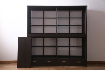 両面使いの重ね戸棚を新規製作!当店商品を参考にデザイン。両面引き戸仕様。建具はクリアガラスを組み入れ。赤味がかった濃い茶色で着色し仕上げ。(収納棚、食器棚、キャビネット)