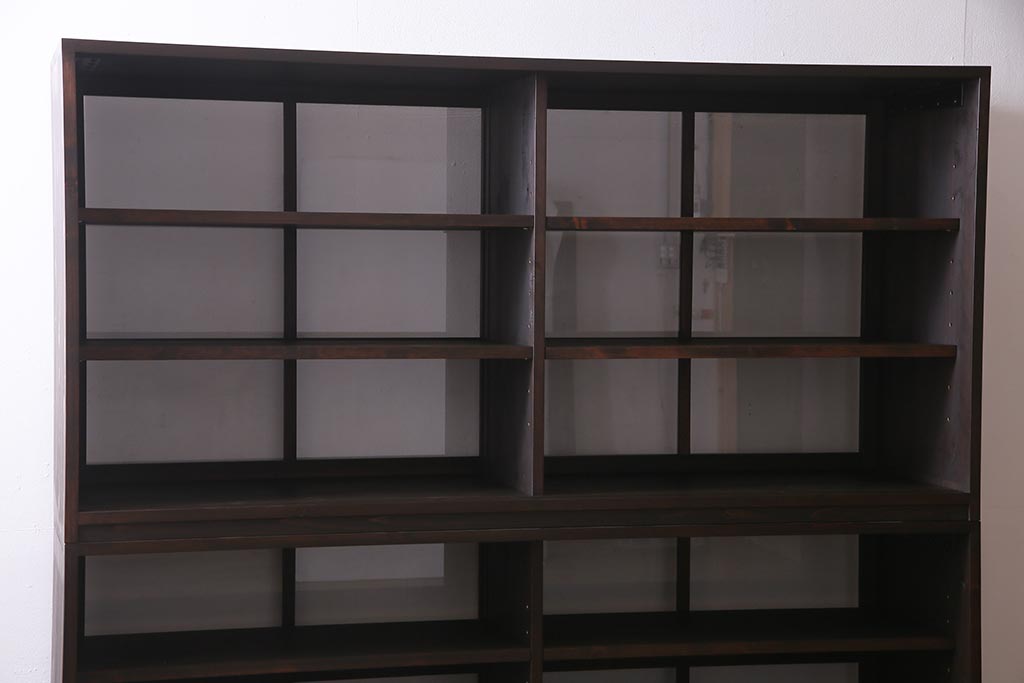 両面使いの重ね戸棚を新規製作!当店商品を参考にデザイン。両面引き戸仕様。建具はクリアガラスを組み入れ。赤味がかった濃い茶色で着色し仕上げ。(収納棚、食器棚、キャビネット)