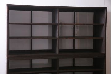 両面使いの重ね戸棚を新規製作!当店商品を参考にデザイン。両面引き戸仕様。建具はクリアガラスを組み入れ。赤味がかった濃い茶色で着色し仕上げ。(収納棚、食器棚、キャビネット)