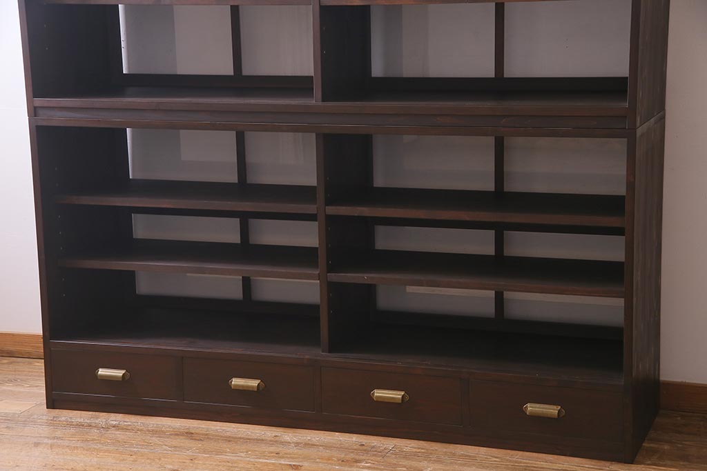 両面使いの重ね戸棚を新規製作!当店商品を参考にデザイン。両面引き戸仕様。建具はクリアガラスを組み入れ。赤味がかった濃い茶色で着色し仕上げ。(収納棚、食器棚、キャビネット)