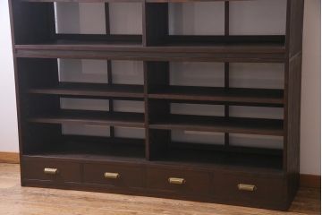 両面使いの重ね戸棚を新規製作!当店商品を参考にデザイン。両面引き戸仕様。建具はクリアガラスを組み入れ。赤味がかった濃い茶色で着色し仕上げ。(収納棚、食器棚、キャビネット)