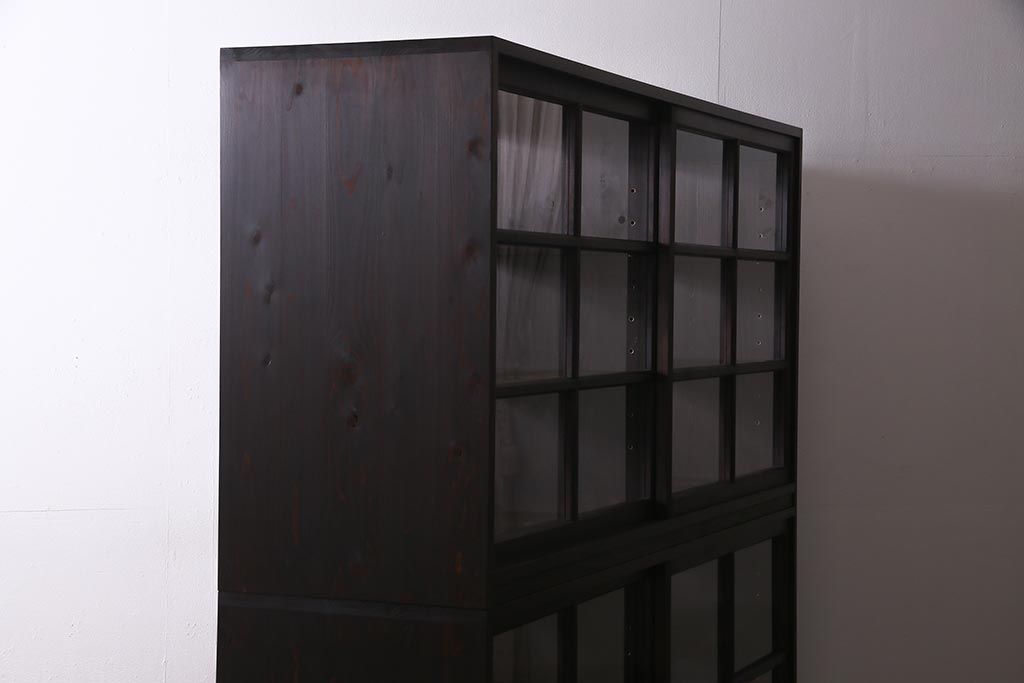 両面使いの重ね戸棚を新規製作!当店商品を参考にデザイン。両面引き戸仕様。建具はクリアガラスを組み入れ。赤味がかった濃い茶色で着色し仕上げ。(収納棚、食器棚、キャビネット)