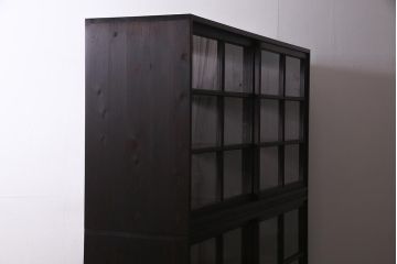 両面使いの重ね戸棚を新規製作!当店商品を参考にデザイン。両面引き戸仕様。建具はクリアガラスを組み入れ。赤味がかった濃い茶色で着色し仕上げ。(収納棚、食器棚、キャビネット)