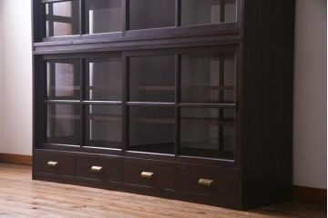 両面使いの重ね戸棚を新規製作!当店商品を参考にデザイン。両面引き戸仕様。建具はクリアガラスを組み入れ。赤味がかった濃い茶色で着色し仕上げ。(収納棚、食器棚、キャビネット)