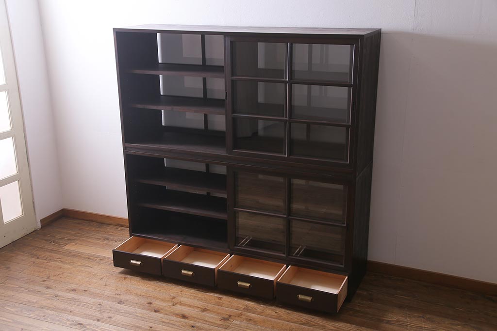 両面使いの重ね戸棚を新規製作!当店商品を参考にデザイン。両面引き戸仕様。建具はクリアガラスを組み入れ。赤味がかった濃い茶色で着色し仕上げ。(収納棚、食器棚、キャビネット)