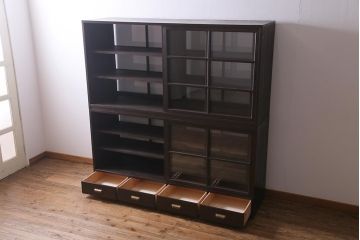 両面使いの重ね戸棚を新規製作!当店商品を参考にデザイン。両面引き戸仕様。建具はクリアガラスを組み入れ。赤味がかった濃い茶色で着色し仕上げ。(収納棚、食器棚、キャビネット)