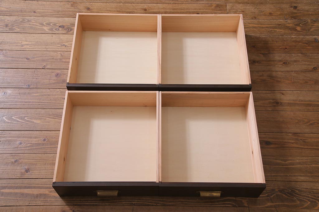 両面使いの重ね戸棚を新規製作!当店商品を参考にデザイン。両面引き戸仕様。建具はクリアガラスを組み入れ。赤味がかった濃い茶色で着色し仕上げ。(収納棚、食器棚、キャビネット)