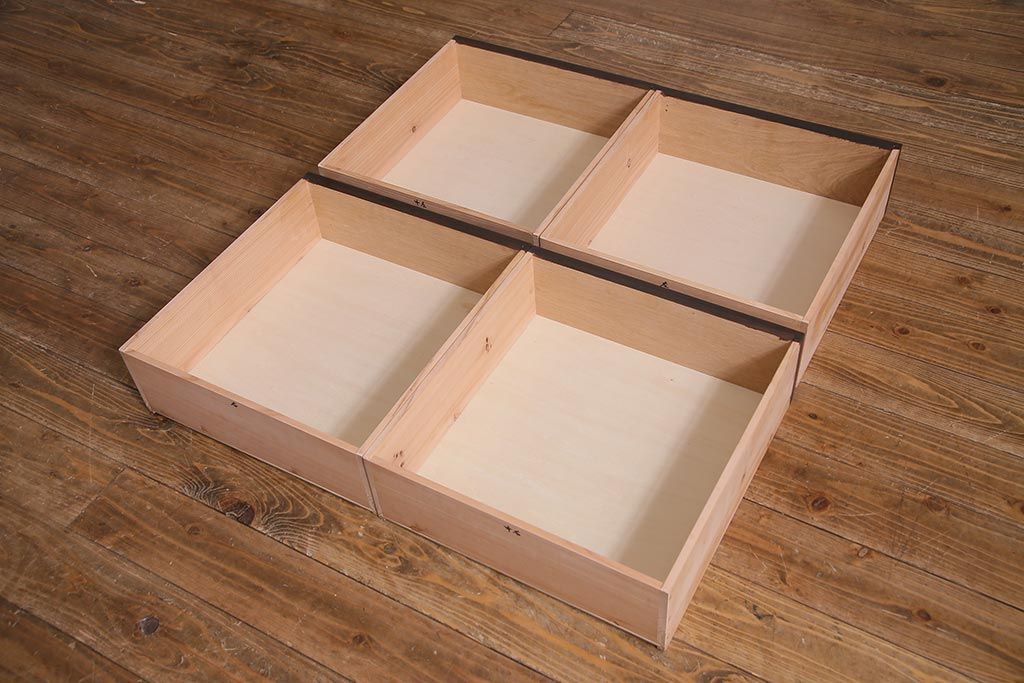 両面使いの重ね戸棚を新規製作!当店商品を参考にデザイン。両面引き戸仕様。建具はクリアガラスを組み入れ。赤味がかった濃い茶色で着色し仕上げ。(収納棚、食器棚、キャビネット)