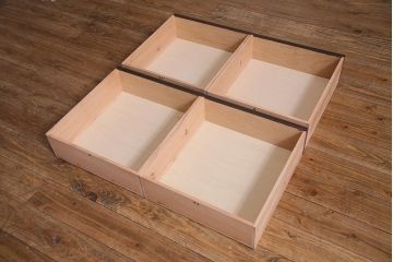 両面使いの重ね戸棚を新規製作!当店商品を参考にデザイン。両面引き戸仕様。建具はクリアガラスを組み入れ。赤味がかった濃い茶色で着色し仕上げ。(収納棚、食器棚、キャビネット)