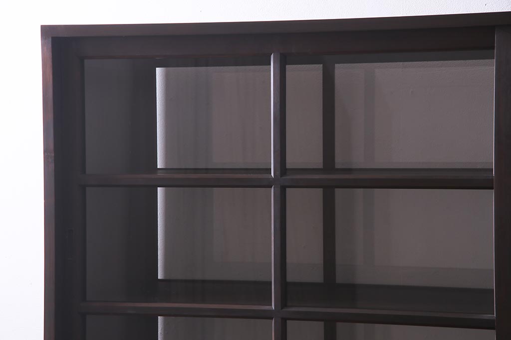 両面使いの重ね戸棚を新規製作!当店商品を参考にデザイン。両面引き戸仕様。建具はクリアガラスを組み入れ。赤味がかった濃い茶色で着色し仕上げ。(収納棚、食器棚、キャビネット)
