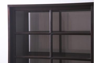 両面使いの重ね戸棚を新規製作!当店商品を参考にデザイン。両面引き戸仕様。建具はクリアガラスを組み入れ。赤味がかった濃い茶色で着色し仕上げ。(収納棚、食器棚、キャビネット)