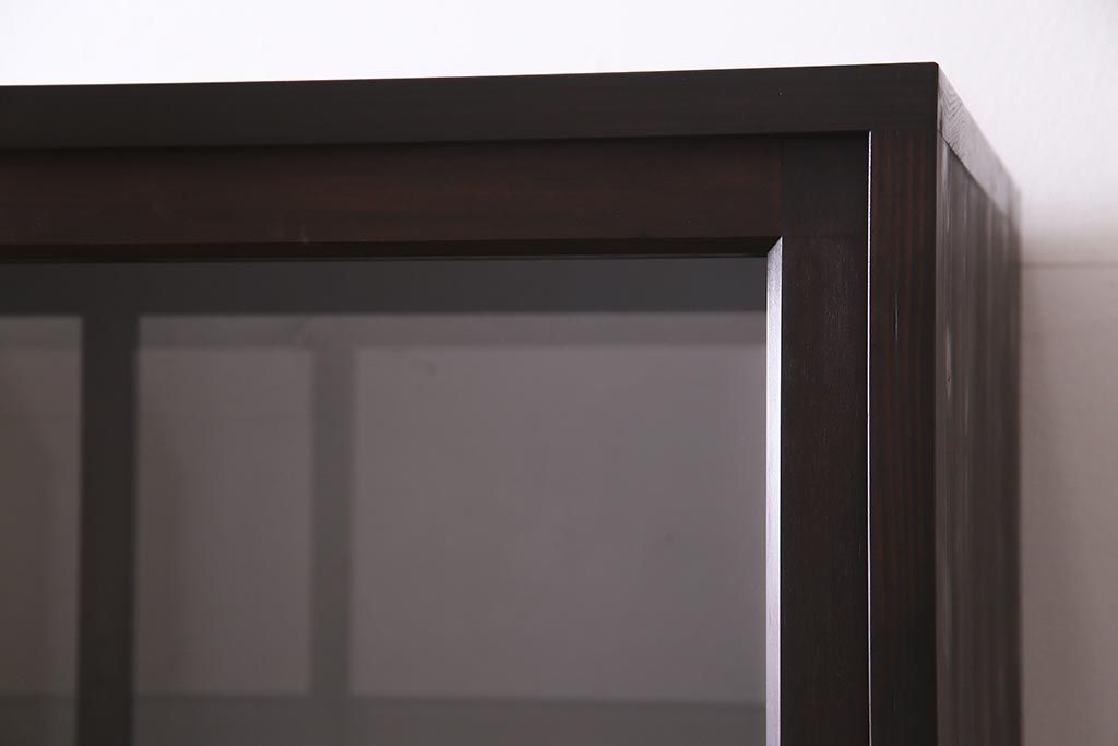 両面使いの重ね戸棚を新規製作!当店商品を参考にデザイン。両面引き戸仕様。建具はクリアガラスを組み入れ。赤味がかった濃い茶色で着色し仕上げ。(収納棚、食器棚、キャビネット)