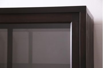 両面使いの重ね戸棚を新規製作!当店商品を参考にデザイン。両面引き戸仕様。建具はクリアガラスを組み入れ。赤味がかった濃い茶色で着色し仕上げ。(収納棚、食器棚、キャビネット)