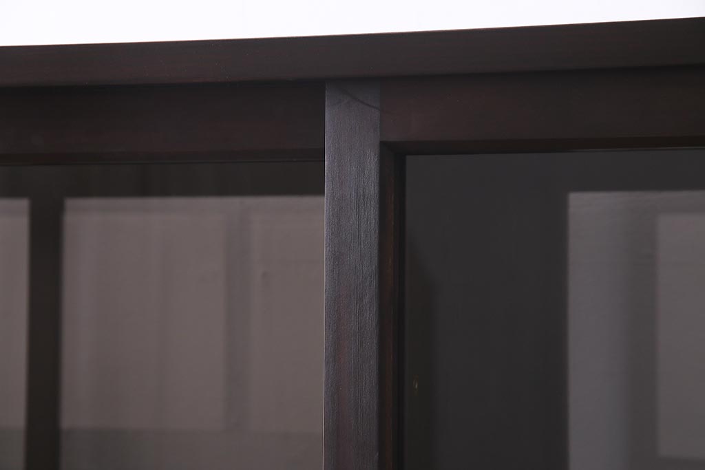 両面使いの重ね戸棚を新規製作!当店商品を参考にデザイン。両面引き戸仕様。建具はクリアガラスを組み入れ。赤味がかった濃い茶色で着色し仕上げ。(収納棚、食器棚、キャビネット)