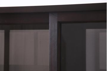 両面使いの重ね戸棚を新規製作!当店商品を参考にデザイン。両面引き戸仕様。建具はクリアガラスを組み入れ。赤味がかった濃い茶色で着色し仕上げ。(収納棚、食器棚、キャビネット)