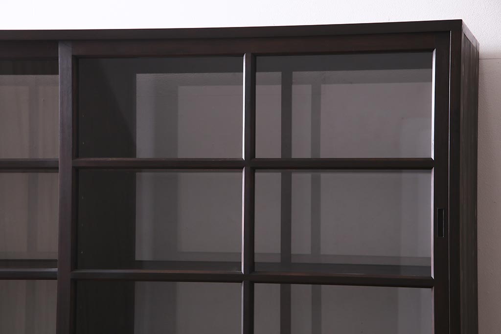 両面使いの重ね戸棚を新規製作!当店商品を参考にデザイン。両面引き戸仕様。建具はクリアガラスを組み入れ。赤味がかった濃い茶色で着色し仕上げ。(収納棚、食器棚、キャビネット)